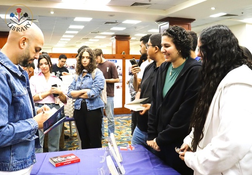 جلسة ثقافية مميزة مع الكاتب والسيناريست أحمد مراد في مكتبة الجامعة البريطانية في مصر، بإدارة الدكتورة غادة لبيب14
