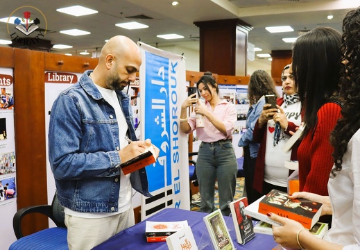 جلسة ثقافية مميزة مع الكاتب والسيناريست أحمد مراد في مكتبة الجامعة البريطانية في مصر، بإدارة الدكتورة غادة لبيب