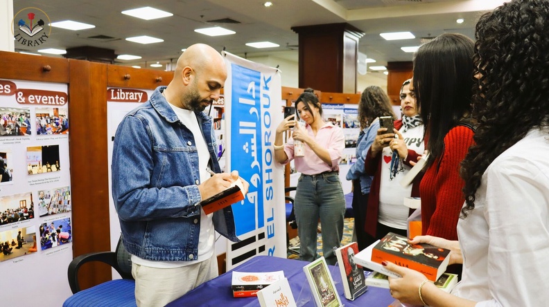 جلسة ثقافية مميزة مع الكاتب والسيناريست أحمد مراد في مكتبة الجامعة البريطانية في مصر، بإدارة الدكتورة غادة لبيب12.jpg