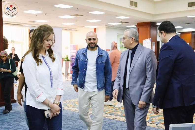 جلسة ثقافية مميزة مع الكاتب والسيناريست أحمد مراد في مكتبة الجامعة البريطانية في مصر، بإدارة الدكتورة غادة لبيب1.jpg